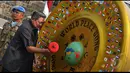 Gong Perdamaian Dunia berstandar internasional memiliki karakteristik berat 250 kg dan diameter 2 meter), Bogor, Selasa (18/8/2014) (Liputan6.com/Johan Tallo)
