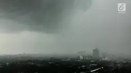 Awan mendung menggelayut di langit Jakarta, Kamis (1/2). Badan Meteorologi, Klimatologi, dan Geofisika (BMKG) memprediksi potensi curah hujan dari sedang hingga tinggi akan terjadi hingga 1 minggu ke depan. (Liputan6.com/Immanuel Antonius)