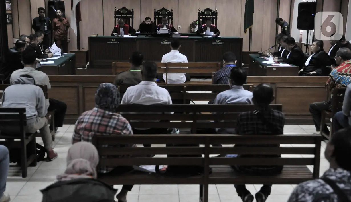 Suasana sidang perdana kasus penyiraman terhadap penyidik senior KPK Novel Baswedan di Pengadilan Negeri Jakarta Utara, Kamis (19/3/2020). Dua terdakwa, yakni Ronny Bugis dan Rahmat Kadir Mahulete menjalani sidang dengan agenda pembacaan dakwaan oleh Jaksa Penuntut Umum. (merdeka.com/Iqbal Nugroho)