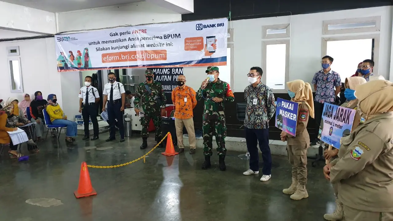 Dandim 0611/Garut Letkol Czi Deni Iskandar tengah memberikan himbauan bagi warga penerima bantuan BPUM di Bank BRI Garut, Jawa Barat.