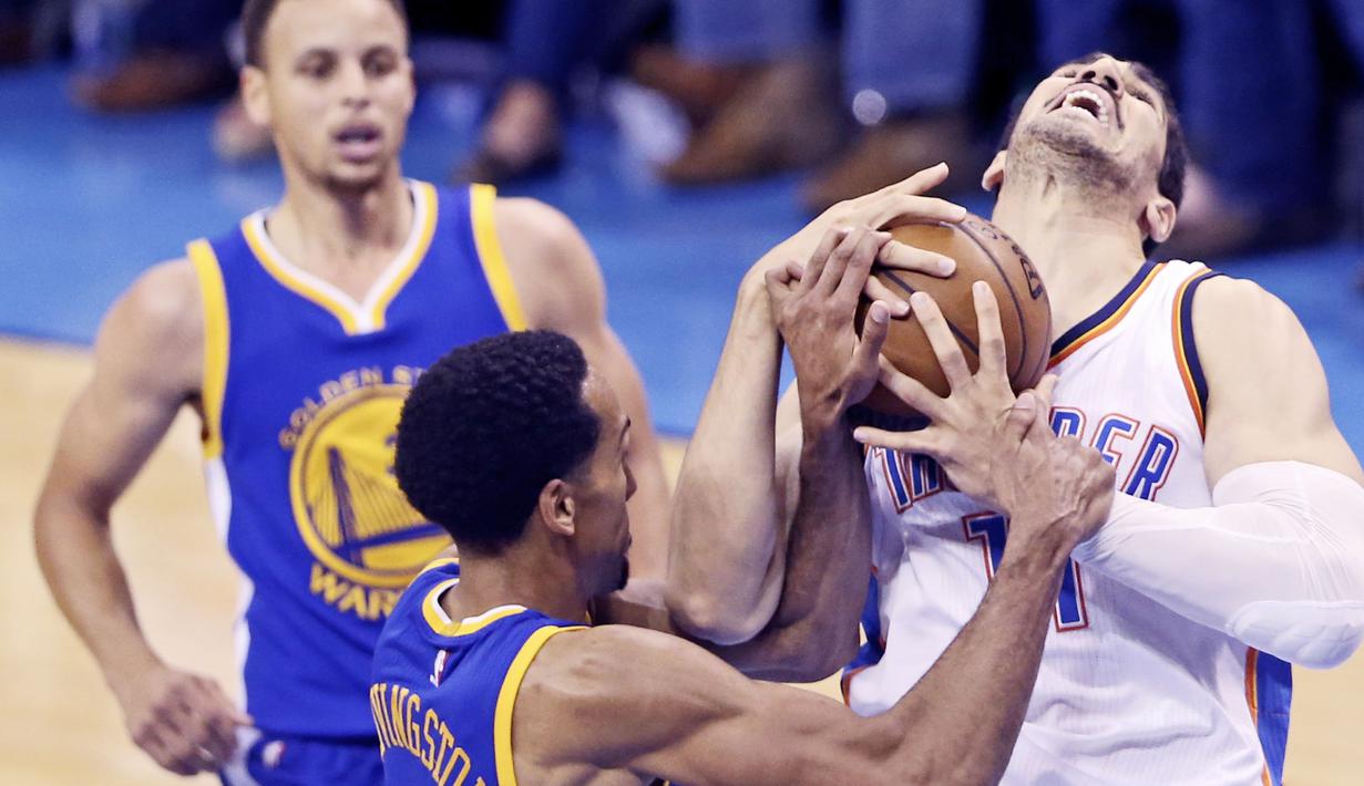 Pemain OKC Thunder, Enes Kanter #11 berebut bola dengan pemain  and  Warriors, Shaun Livingston #34  saat Final Wilayah Barat NBA Playoffs 2016 di Chesapeake Energy Arena, Oklahoma, (24/5/2016).  (Kevin Jairaj-USA TODAY Sports)