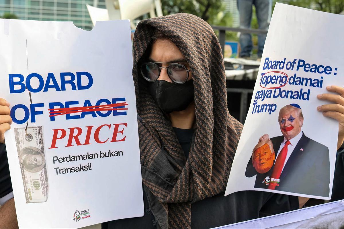 FOTO: Mahasiswa Gelar Aksi di Depan Kedubes AS Tolak Dukungan Board of Peace dan Kecam Serangan ke Iran