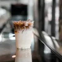 ilustrasi black tea macchiato/pariwat pannium/unsplash