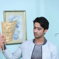 Kipas sate jadi andalan Shaheer Sheikh di lokasi syuting. (M. Akrom Sukarya/Bintang.com)