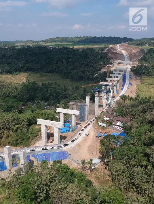 Foto udara antrean kendaraan pemudik saat melintasi tanjakan Jembatan Kali Kenteng di ruas tol fungsional Salatiga-Kartasura, Kab Semarang, Jateng, Selasa (12/6). Kepadatan terjadi karena jalan yang curam