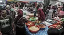 Suasana saat warga berburu sajian untuk berbuka puasa atau takjil di Pasar Rawamangun, Jakarta Timur, Rabu (14/4/2021). Di masa pandemi, pengelola mewajibkan pedagang dan pembeli mengenakan masker guna mencegah penularan COVID-19. (merdeka.com/Iqbal S. Nugroho)