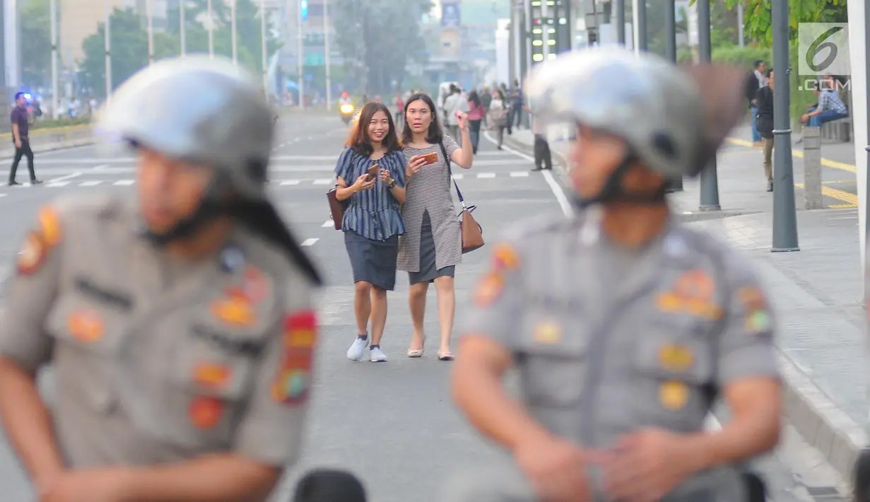 Petugas kepolisian berjaga di kawasan Thamrin, Jakarta, Selasa (21/5). Akibat adanya aksi masa tolak hasil pemilu 2019 membuat sejumlah ruas jalan di kawasan tersebut di tutup. (Liputan6.com/Angga Yuniar)