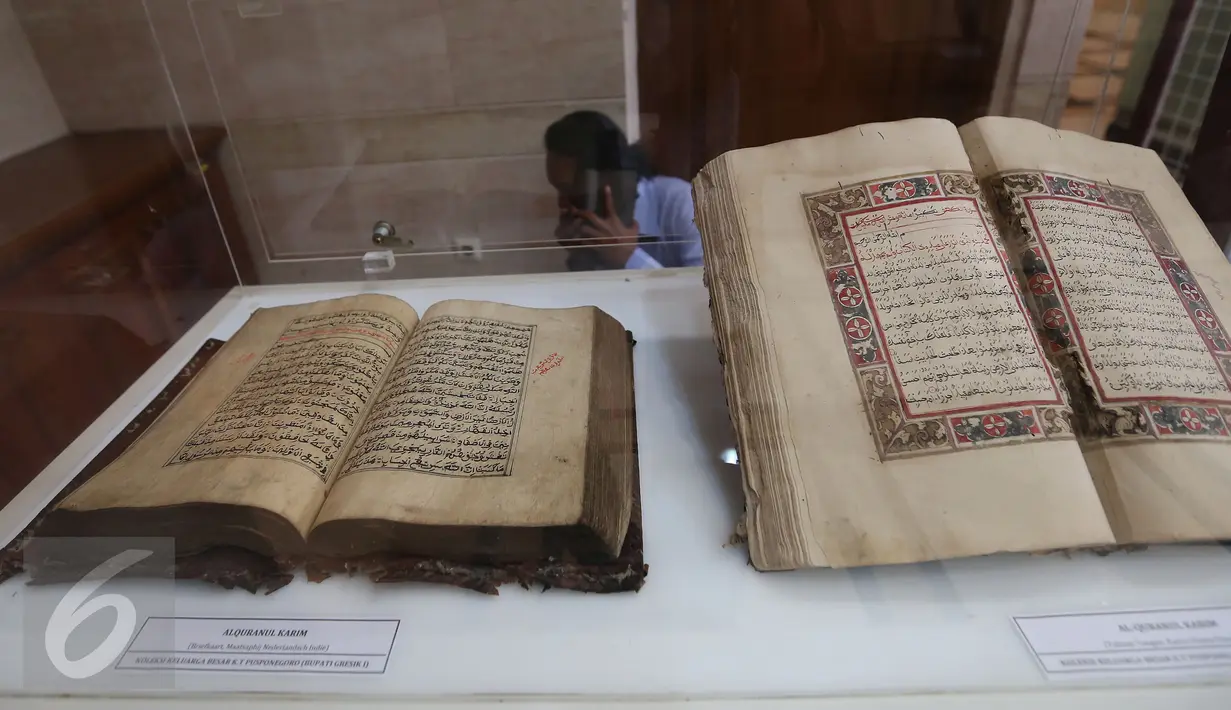 Salah satu Mushaf Al Quran yang dipajang saat pameran di Gedung PBNU, Jakarta, Senin (30/1). Pameran tersebut digelar dalam rangka Harlah NU ke-91. (Liputan6.com/Johan Tallo)