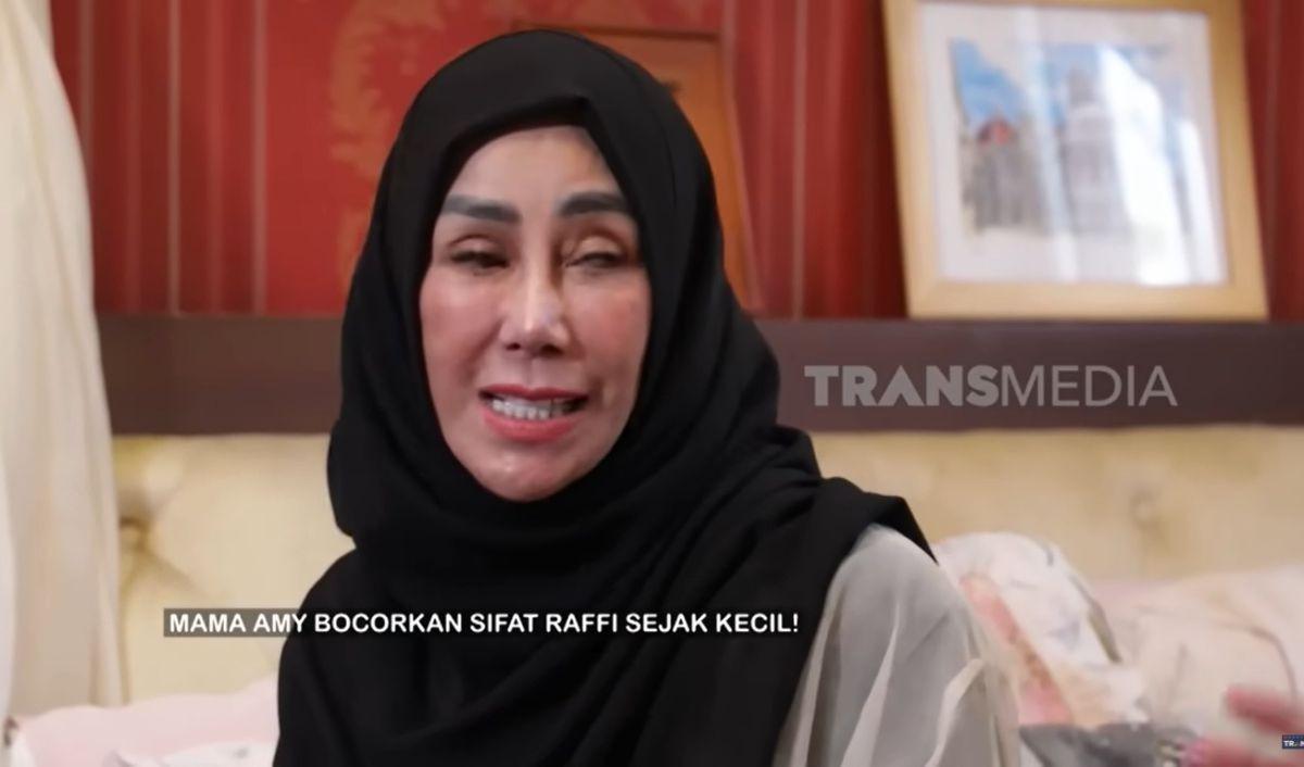 Mama Amy juga yang mengajarkan agar Raffi Ahmad harus percaya diri, termasuk saat di kelas.<br>