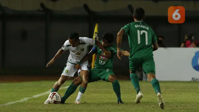 FOTO: Aksi Wonderkid Persebaya Bermain Bersama Kakaknya saat Melawan PS Sleman di Piala Menpora 2021