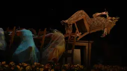 Aksi menakjubkan ketika Beyonce tidur di kursi kayu kemudian bergerak naik bersamaan dengan gerakan ombak yang dilakukan oleh penari latar di atas panggung Grammy Awards 2017 di Staples Center, Los Angeles, Minggu (12/2). (AFP PHOTO/VALERIE MACON)