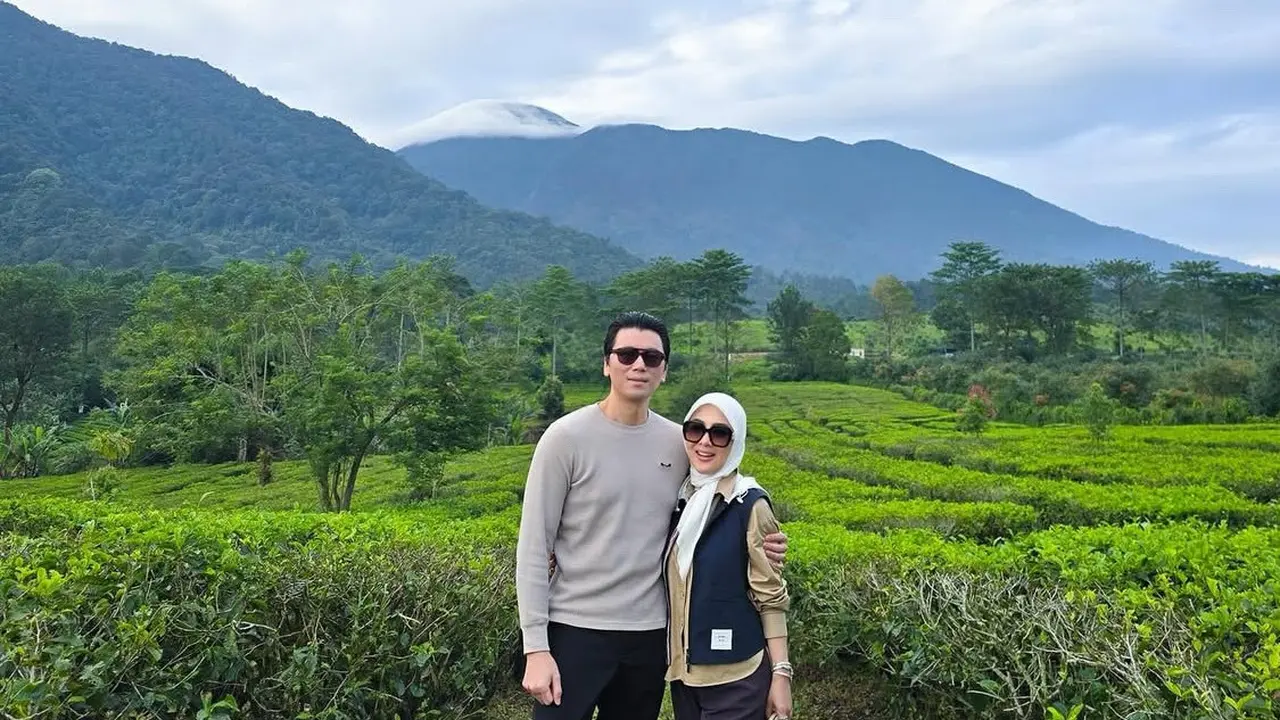 Syahrini saat piknik di kebun teh sambil membawa tas Hermes. [@princessyahrini]