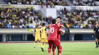 Striker Timnas Indonesia Hokky Caraka (16) merayakan gol ke gawang Brunei Darussalam bersama Witan Sulaeman. (Istimewa)