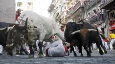 Festival San Fermin atau festival bull-run kembali dibuka di Pamplona, Spanyol, Selasa (7/7/2015). Ribuan pengunjung sangat antusias saat komplotan banteng berlari menyeruduk mereka. (Reuters/Susana Vera)