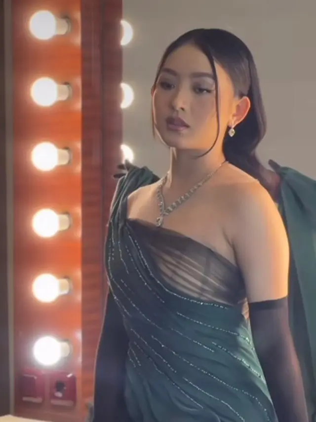 6 Gaya Horor Glamor Natasha Wilona Pakai Gaun ‘Tangan Buntung’ di Gala Premiere Film Terbaru