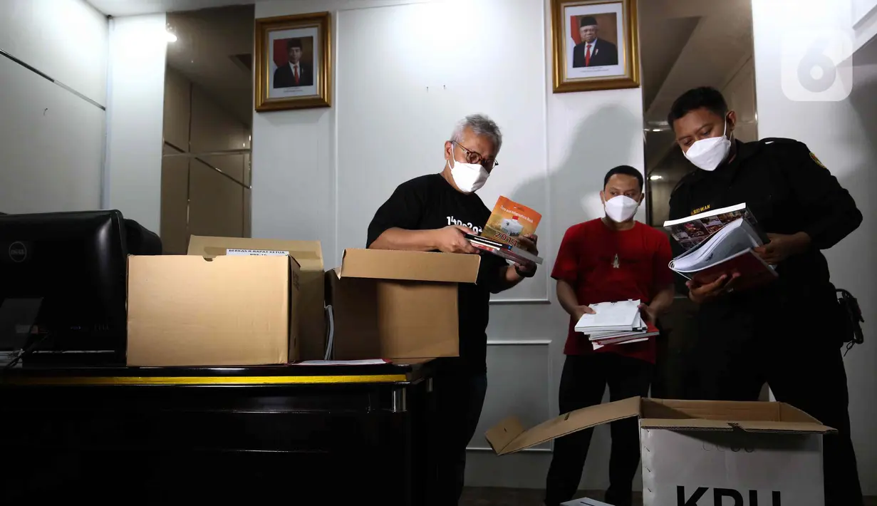 Komisioner KPU Arief Budiman mengemas barang-barang dan buku di ruang kerjanya di Gedung KPU, Jakarta, Minggu(10/4/2022). Arief Budiman yang pernah menjabat sebagai Ketua dan Komisioner KPU selama dua periode tersebut mengakhiri masa jabatannya pada 11 April mendatang. (Liputan6.com/Herman Zakharia)