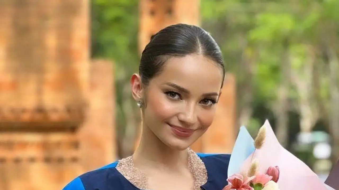 Enzy Storia wisuda