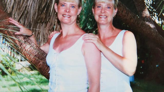 Potret Kembar Identik yang Kenakan Pakaian Serasi Selama 23 Tahun