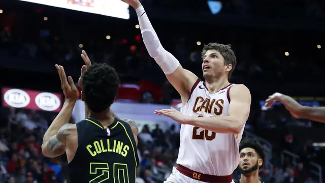 Aksi LeBron James saat membantu Cavaliers menekuk Hawks pada lanjutan NBA