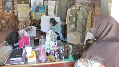 Ibu-ibu Kelurahan Cibuluh membatik dengan pewarna alami buatan sendiri di Kampung Batik Cibuluh, Bogor, Selasa (27/8/2019). 50 ibu-ibu mengikuti permberdayaan ekonomi keluarga dengan membatik yang difaisilitasi Pemkot Bogor, lembaga zakat dan IPB sejak dua tahun terakhir. (merdeka.com/Arie Basuki)