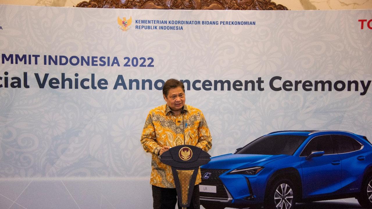 Menko Airlangga dalam kegiatan Penyerahan Simbolis Mobil Listrik Toyota sebagai Kendaraan Resmi Delegasi G20 pada KTT G20 Indonesia Tahun 2022 di Lobby Gedung Ali Wardhana Kemenko Perekonomian, Jakarta, Rabu (10/8/2022). ( Sumber ekon.go.id)