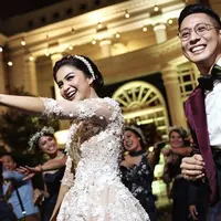 Bukan gedung megah, 5 artis ini memilih untuk menikah di lokasi yang unik. Siapa saja mereka?