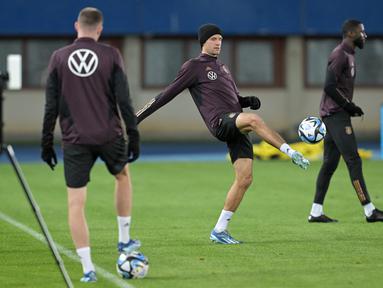 Gelandang Jerman #13 Thomas Mueller memainkan bola saat menghadiri sesi latihan timnas menjelang laga persahabatan, di Wina, Senin (20/11/2023). (Joe Klamar / AFP)