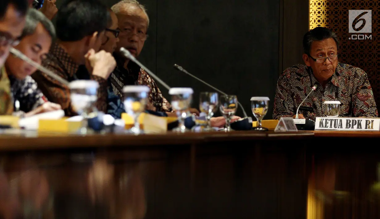 Ketua BPK, Moermahadi Soerja Djanegara saat menyerahkan hasil audit investigatif kepada Pimpinan DPR di Jakarta, Rabu (31/1). BPK menyerahkan laporan audit investigatif terhadap proses pembangunan Terminal Peti Kemas (TPK) Koja. (Liputan6.com/Johan Tallo)