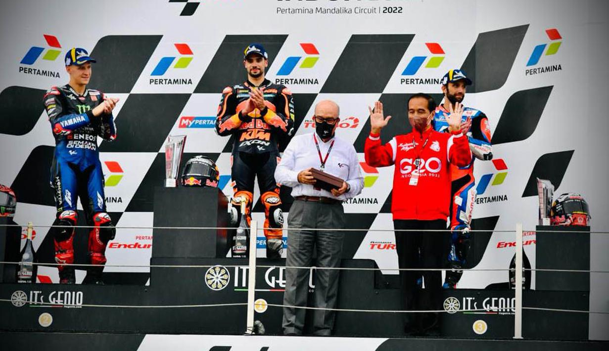 Presiden Jokowi memberikan piala kepada pemenang MotoGP Indonesia 2022 yaitu Miguel Oliveira, kemudian Fabio Quartararo menempati urutan kedua dan Johann Zarco yang menempati urutan ketiga, Minggu 20 Maret 2022. (Foto: Laily Rachev - Biro Pers Sekretariat Presiden)