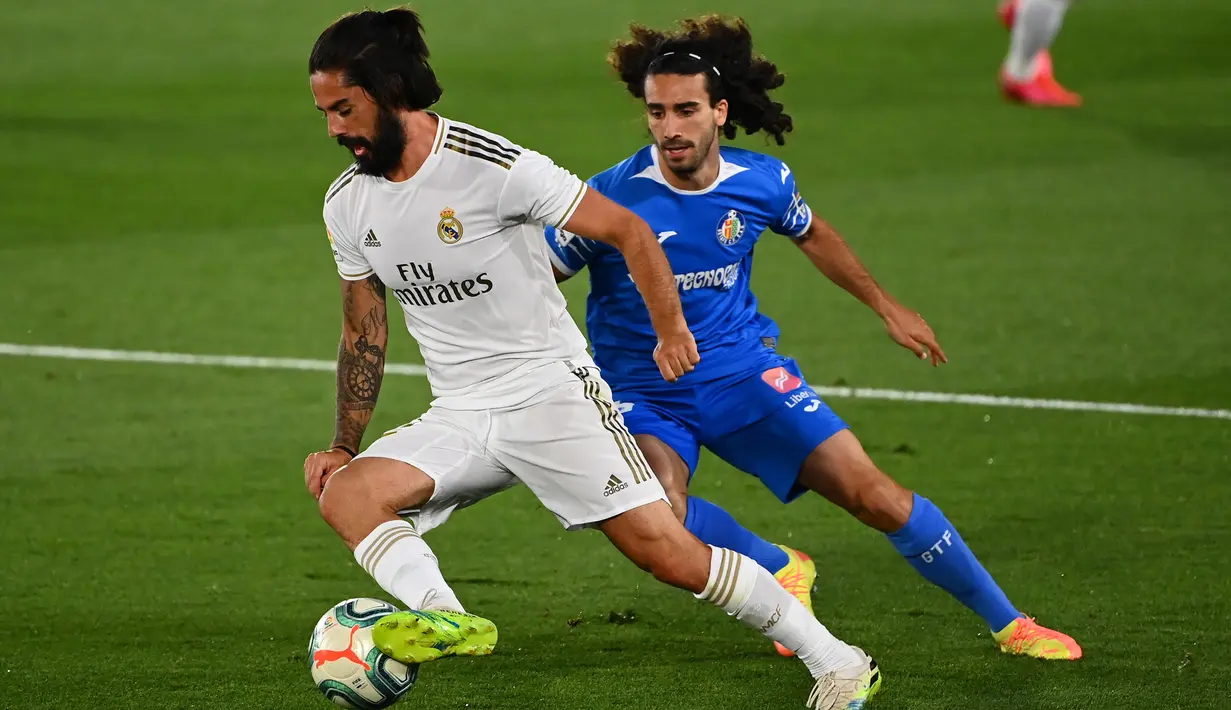 Gelandang Real Madrid, Isco, berebut bola dengan bek Getafe, Marc Cucurella, pada laga lanjutan La Liga pekan ke-33 di Stadion Alfredo Di Stefano, Jumat (3/7/2020) dini hari WIB. Real Madrid menang 1-0 atas Getafe. (AFP/Gabriel Bouys)