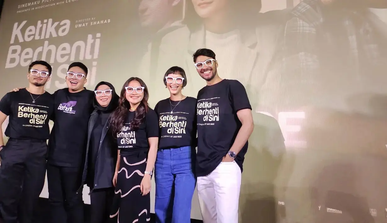 Gala premiere film Ketika Berhenti di Sini dihadiri oleh sederet artis Tanah Air mulai dari Hanggini, Shenina Cinnamon, Angga Yunanda hingga Mawar Eva de Jongh. Keluarga dari para pemain juga hadiri gala premiere film tersebut, salah satunya Bryan Domani. Usai hadiri gala premiere, sederet artis yang hadir kompak memberikan review dan mengajak masyarakat Indonesia untuk menonton film besutan Umay Shahab ini di bioskop pada 27 Juli 2023 mendatang. (Liputan6.com/IG/@moviemusicpremiere)