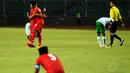 Dua pemain Myanmar U-19 berpelukan usai menumbangkan Indonesia 2-1 di laga persahabatan yang digelar di Stadion GBK Jakarta, (7/5/2014). (Liputan6.com/Helmi Fithriansyah)