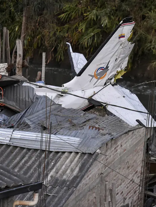 Sebuah pesawat kecil jatuh di di tengah-tengah rumah penduduk di Popayan, Kolombia, Minggu (15/9/2019). Otoritas setempat sedang menyelidiki penyebab dari kecelakaan pesawat yang jatuh beberapa menit setelah lepas landas dari bandara Popayan. (Luis ROBAYO / AFP)