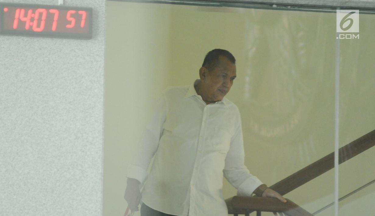 Anggota DPR RI, Chairuman Harahap usai memenuhi panggilan KPK untuk diperiksa, Jakarta, Rabu (17/1). Chairuman diperiksa sebagai saksi dugaan korupsi pada proyek pengadaan e-KTP dengan tersangka Anang Sugiana Sudihardjo. (Liputan6.com/Helmi Fithriansyah)