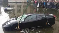 Ugal-ugalan, Ferrari F430 Terjun ke Selokan