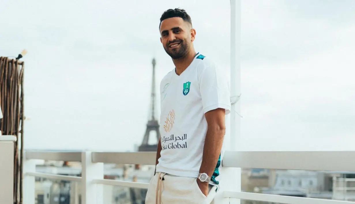 Riyad Mahrez didatangkan Manchester City dari sesama klub Premier League, Leicester City pada awal musim 2018/2019. Setelah 5 musim bersama, pada awal musim 2023/2024 saat kontraknya tersisa satu tahun usai perpanjangan kontrak pada 2022/2023, ia memutuskan hengkang ke klub Arab Saudi, Al-Ahli dengan nilai transfer 35 juta euro dengan durasi kontrak selama empat tahun hingga 30 Juni 2027. (twitter.com/ALAHLI_FCEN)