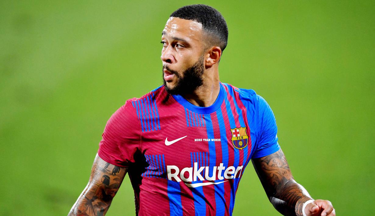 Memphis Depay - Kehadiran Xavi dan pemain baru seperti Pierre-Emerick Aubameyang dan Ferran Torres membuat bomber asal Belanda ini mulai terabaikan di Barcelona. Keadaan tersebut ingin dimanfaatkan Inter Milan untuk memboyongnya ke Giuseppe Meazza. (AFP/Pau Barrena)