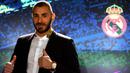 Striker Real Madrid, Karim Benzema, berpose usai jumpa pers di Santiago Barnabeu, Madrid, Kamis, (22/9/2017). Karim Benzema resmi memperpanjang masa bakti bersama Los Blancos hingga Juni 2021. (AFP/Gabriel Bouys)