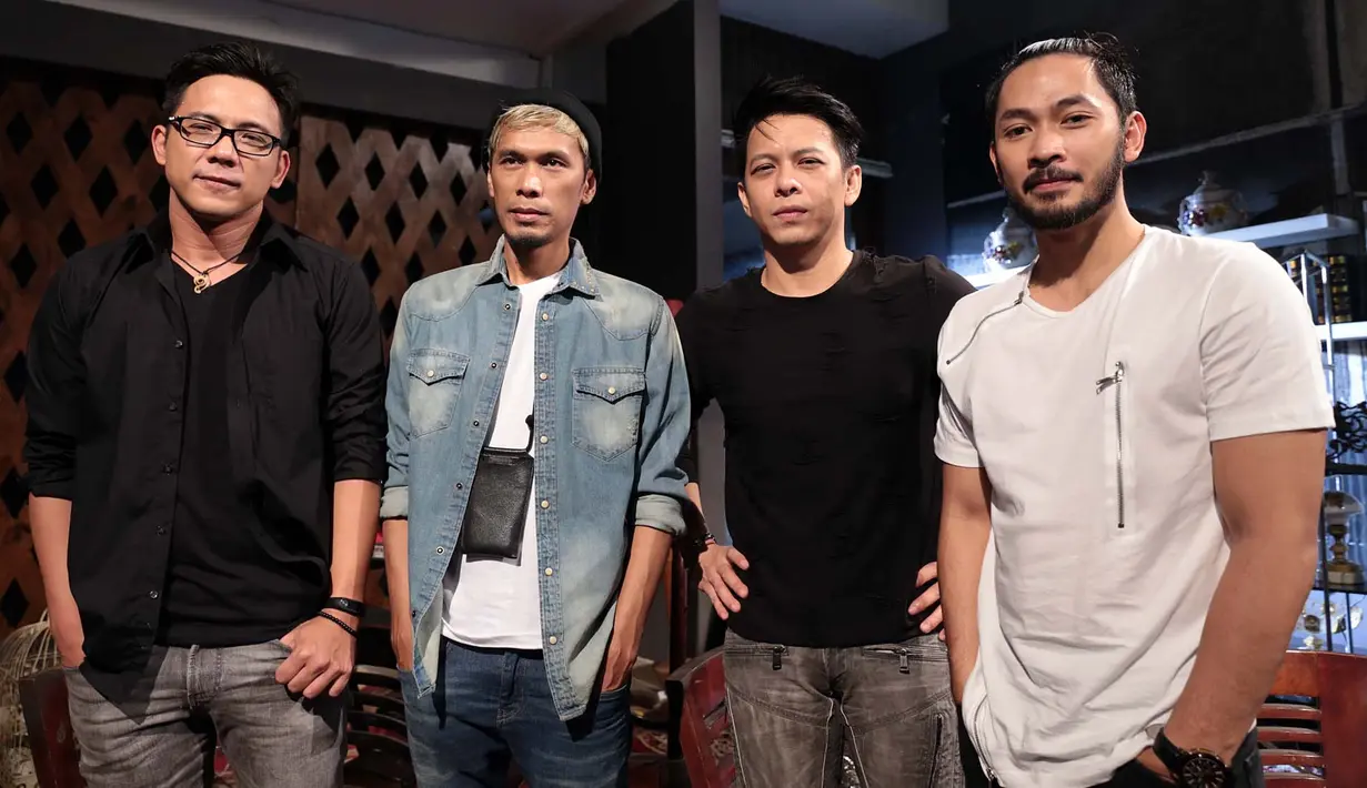 "Kemarin-kemarin kan udah beberapa video klip kita cuma main aja (sebagai band). (Akting) jadi satu hal yang udah sangat lama ga pernah dicoba lagi. Jadi pas tadi (akting) agak hhhhh gitu," ujar Ariel di sela-sela syuting. (Deki Prayoga/Bintang.com)