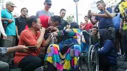 Setibanya di lokasi CFD, Pramono Anung dan Rano Karno langsung dikerumuni masyarakat yang ingin berswafoto. (Liputan6.com/Herman Zakharia)