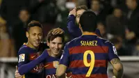 Trio lini depan Barcelona, Neymar (kiri), Lionel Messi (tengah) dan Luis Suarez, melakukan selebrasi usai menjebol jala Rayo Vallecano, di Stadion Vallecas, Jumat (4/3/2016) dini hari WIB. Tridente El Barca sudah mengoleksi 395 gol sepanjang partisipasi d