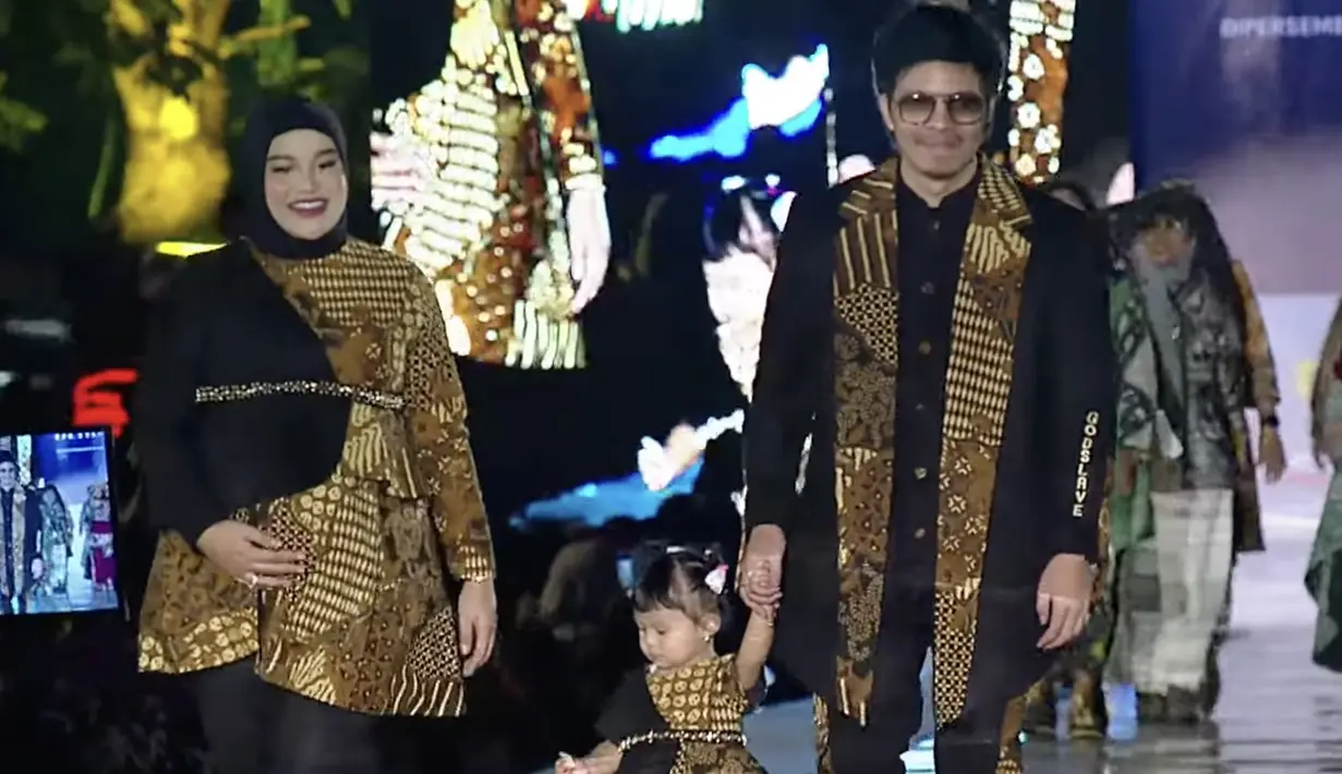 Keluarga Atta Halilintar dan Aurel Hermanyah juga tampak glamor dengan nuansa batik, paduan hitam dan warna batik klasik yang tampak elegan.  [Foto: Youtube/ Sekretariat Presiden]