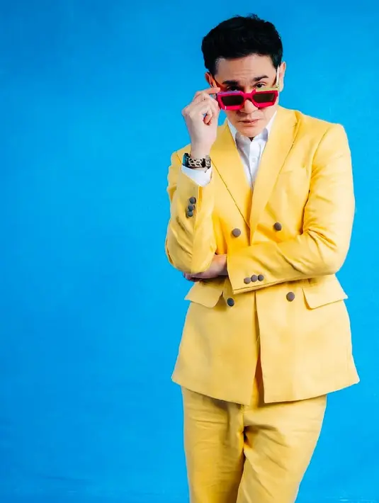 Meski kenakan busana formal, Vino kenakan jam tangan animal print dan sneakers bergaya streetstyle [@vinogbastian_]