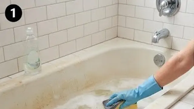 Bersihkan Bak Mandi dengan Sabun dan Air Hangat