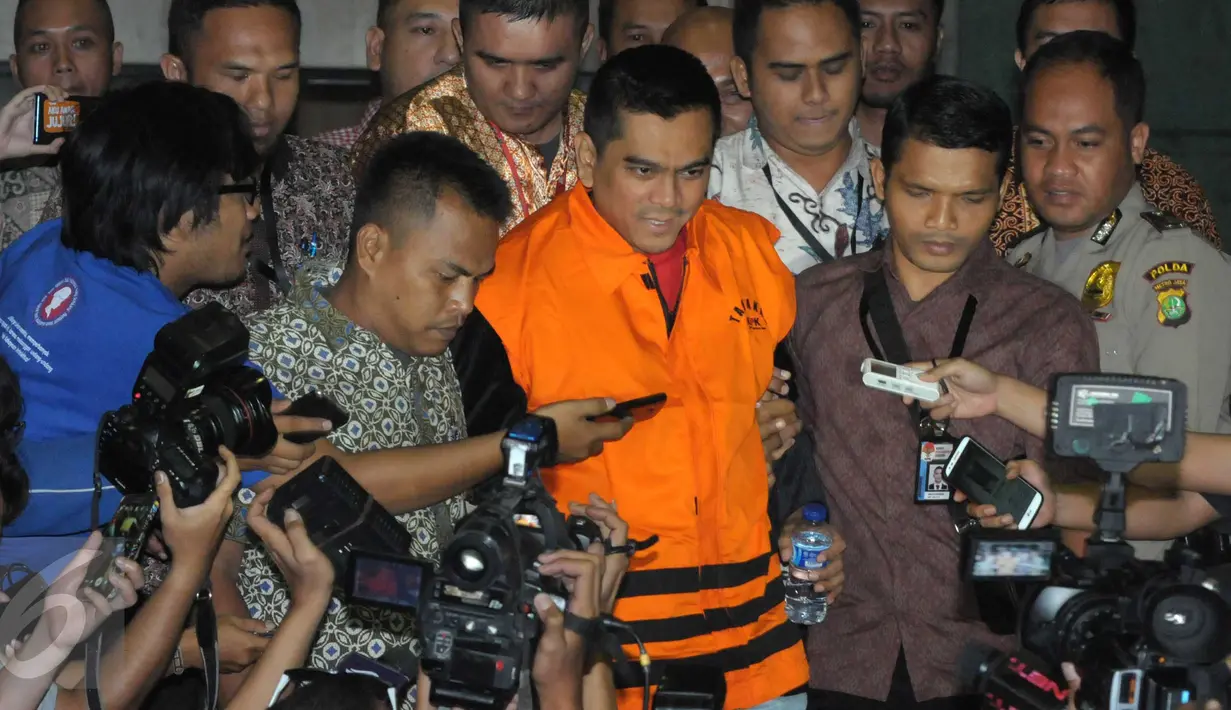 Ketua Komisi D DPRD DKI Jakarta dari partai Gerindra M Sanusi (tengah) usai di periksa di KPK, Jakarta, Sabtu, (2/4). M Sanusi ditahan di Polres Jakarta Selatan dalam kasus suap dengan seorang dari pihak swasta . (Liputan6.com/Helmi Afandi)