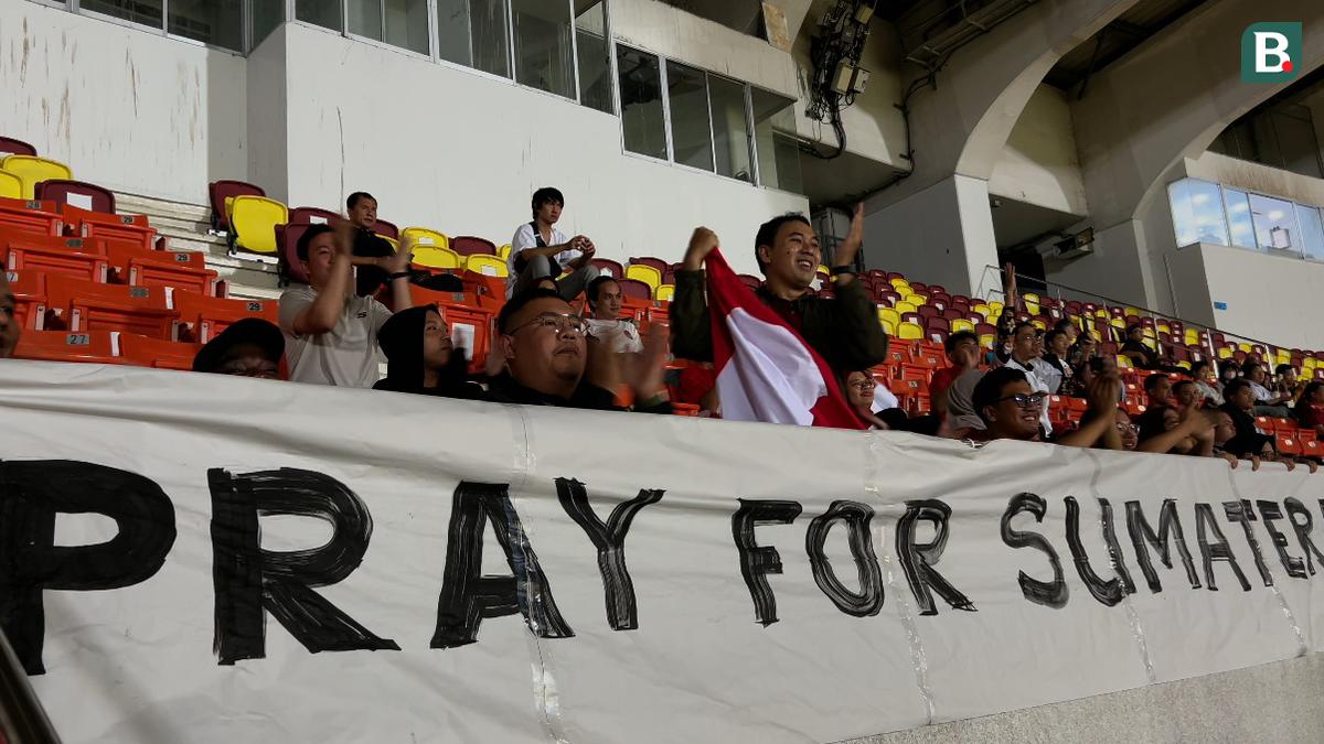 Laporan dari Thailand: Suporter Timnas Indonesia U-22 Bentangkan Spanduk Pray for Sumatra di SEA Games 2025