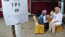 Petugas medis Puskesmas memeriksa tekanan darah petugas Kelompok Penyelenggara Pemungutan Suara (KPPS) yang bertugas saat pemungutan suara ulang di TPS 49 Rengas, Ciputat Timur, Tangsel, Rabu (24/4). Pemeriksaan untuk antisipasi menurunnya kesehatan fisik akibat kelelahan. (merdeka.com/Arie Basuki)
