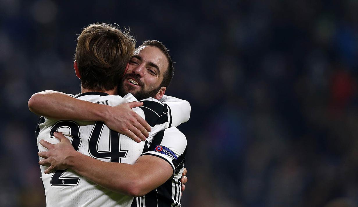 Striker Juventus, Gonzalo Higuain, merayakan gol yang dicetaknya ke gawang Dinamo Zagreb pada laga Liga Champions di Stadion Juventus, Italia, Kamis (7/12/2016). Juventus menang 2-0 atas Dinamo Zagreb. (AFP/Marco Bertorello)