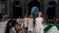 Louis Vuitton Spring/Summer 2027 Hadirkan Busana Ringan yang Mengikuti Gerak Tubuh