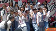 Citizen6, Pekalongan: Siswa SMKN 2 Pekalongan mengabadikan gambar dengan berfoto bersama. (Pengirim: Dwirianan)